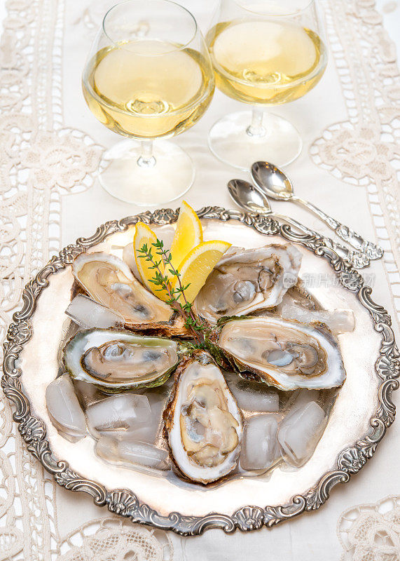 鸡尾酒会上古董银盘上的剥了壳的牡蛎。产自Malpeque Bay, PEI, Canada